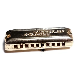 Kitűző, szájharmonika Hohner Meisterklasse