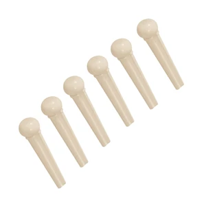 Gitártüske elefántcsont szín, szem nélkül. Gitártüske elefántcsont szín, szem nélkül.