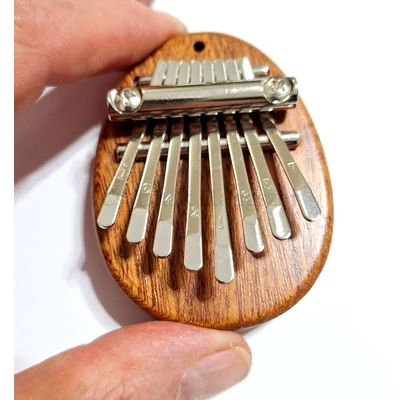 Kalimba 8 hangú, Mini ovális, zsinórral