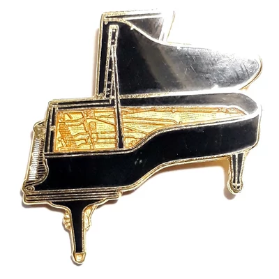Kitűző. hamburgi  Steinway Grand zongora