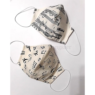 Szájmaszk vajszínű alapon,fekete  hangjegyes mintával 17 cm x 23 cm